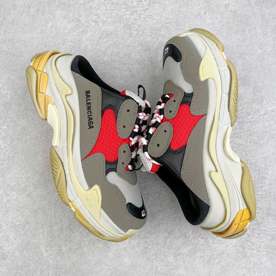 图片[3]-💰320 ＃VG零售版 BALENCIAGA Triple S 巴黎世家复古老爹鞋半拖 全套原纸板楦头开发 最原汁原味的灵魂版型 全鞋荧光划线卡点 胶水把控整洁度追求极致完美 每一双都是工艺品 多重QC质检 超越公司货的品控标准 实实在在的免检产品 原盒原配 正确字体电绣 粗细、位置、大小正确 侧边TPU 透气孔匹配意产原版 正确气垫分离大底 TPU软底 原版一致大底LOGO 立体感十足 原厂皮料水洗做旧 采购原厂网纱 小牛皮 小羊皮和网眼 复杂的三层外底 采用Clear Sole技术将TPU注入鞋底内部可产生气泡 以提供更多舒适感 更轻的鞋子和减震效果 脚趾边缘绣有尺寸 侧面绣有徽标 背面压印徽标 舌头上的Triple S橡胶品牌 2个鞋带环 包括1个功能环 运动系带系统 带12个织物孔眼 双色鞋带让人想起远足靴的鞋带 后部拉环和舌头拉环 水洗效果 打造老旧外观 正常尺码 Size：35 36 37 38 39 40 41 42 43 44 45 46 编码：by3936090-运动鞋