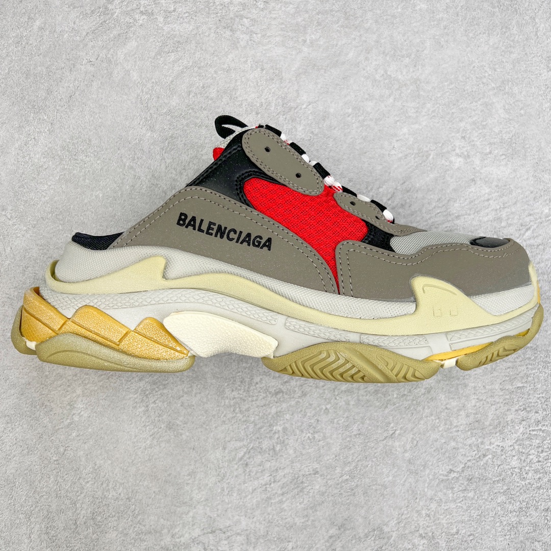 💰320 ＃VG零售版 BALENCIAGA Triple S 巴黎世家复古老爹鞋半拖 全套原纸板楦头开发 最原汁原味的灵魂版型 全鞋荧光划线卡点 胶水把控整洁度追求极致完美 每一双都是工艺品 多重QC质检 超越公司货的品控标准 实实在在的免检产品 原盒原配 正确字体电绣 粗细、位置、大小正确 侧边TPU 透气孔匹配意产原版 正确气垫分离大底 TPU软底 原版一致大底LOGO 立体感十足 原厂皮料水洗做旧 采购原厂网纱 小牛皮 小羊皮和网眼 复杂的三层外底 采用Clear Sole技术将TPU注入鞋底内部可产生气泡 以提供更多舒适感 更轻的鞋子和减震效果 脚趾边缘绣有尺寸 侧面绣有徽标 背面压印徽标 舌头上的Triple S橡胶品牌 2个鞋带环 包括1个功能环 运动系带系统 带12个织物孔眼 双色鞋带让人想起远足靴的鞋带 后部拉环和舌头拉环 水洗效果 打造老旧外观 正常尺码 Size：35 36 37 38 39 40 41 42 43 44 45 46 编码：by3936090-运动鞋