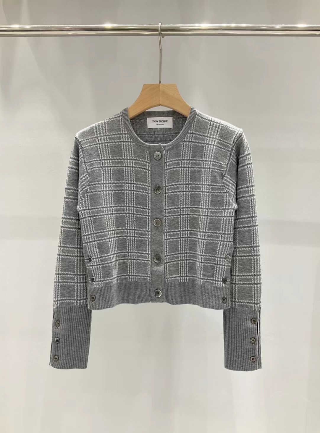 24夏季新款！THOM BROWNE  休闲格子圆领针织开衫\n码数：SML\n颜色：一色