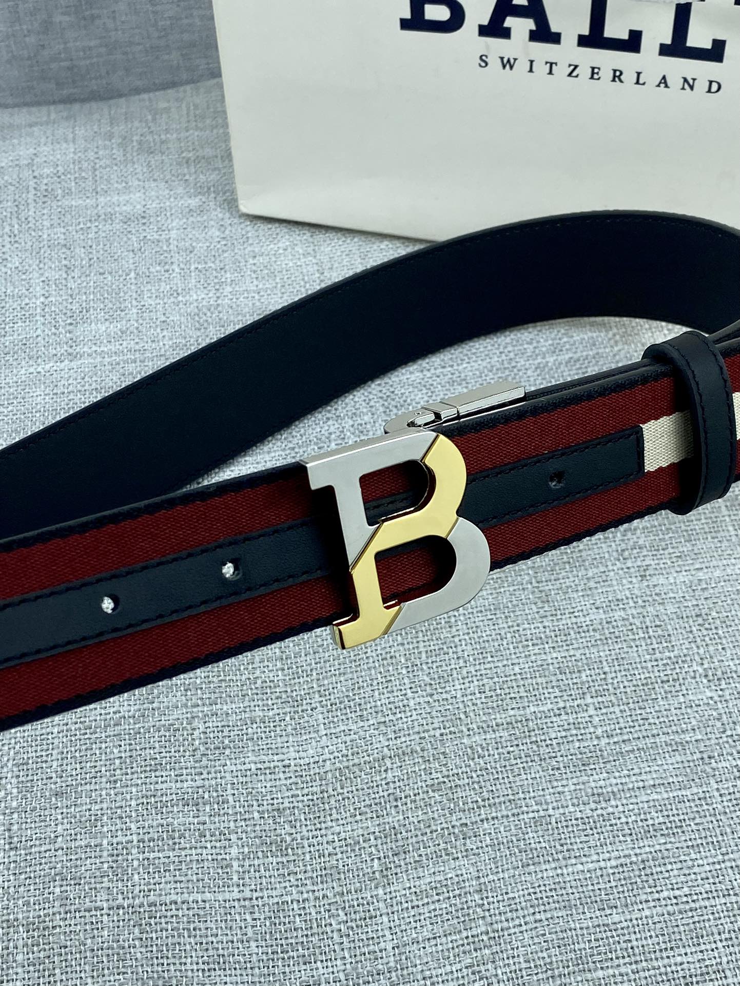 这款BBuckle腰带以合成织物制成