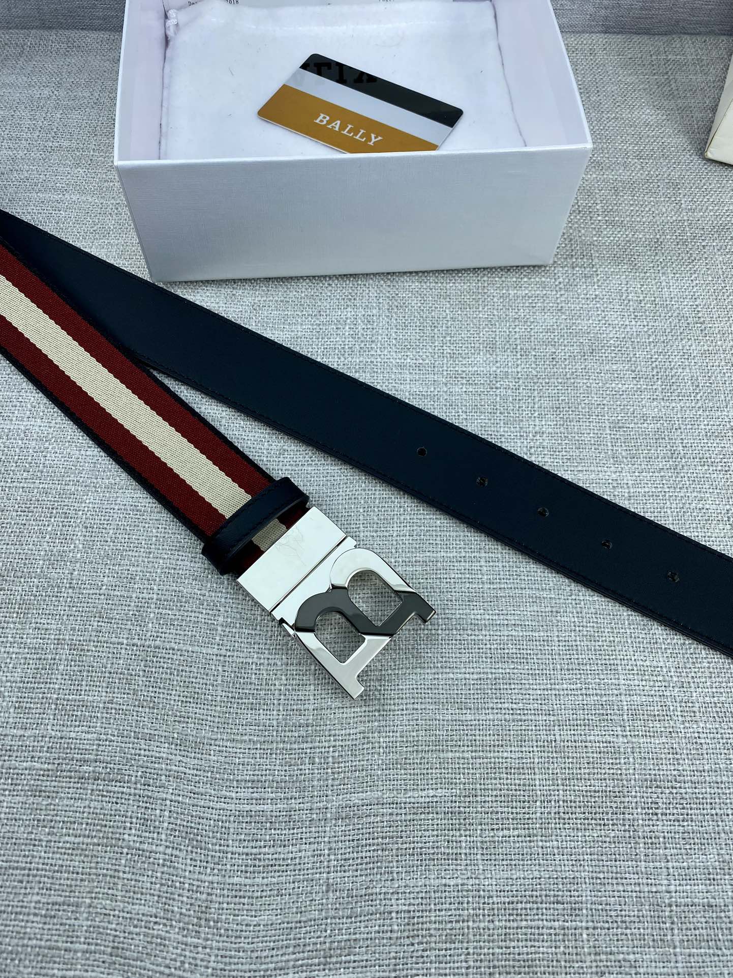 这款BBuckle腰带以合成织物制成