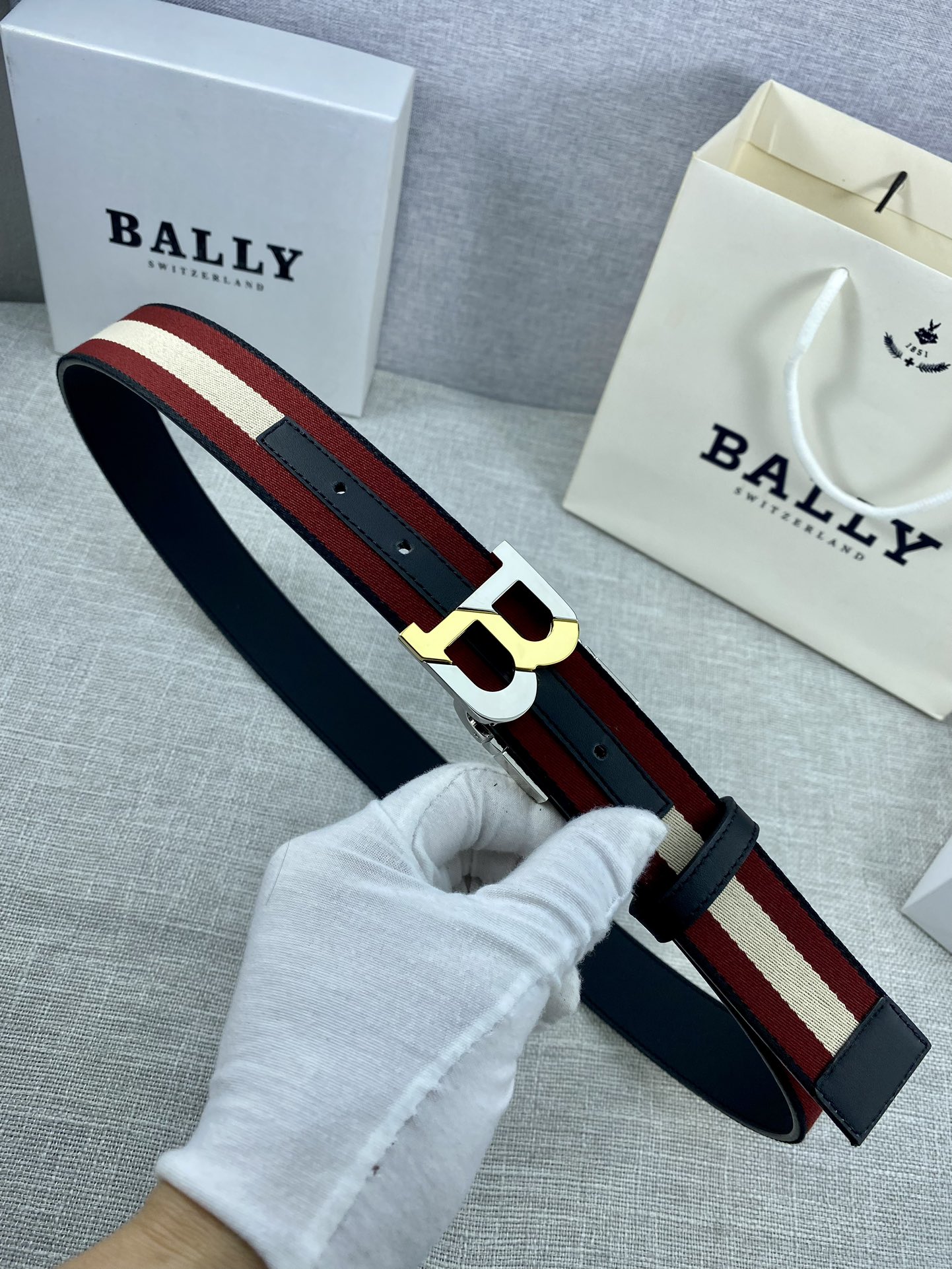 这款BBuckle腰带以合成织物制成