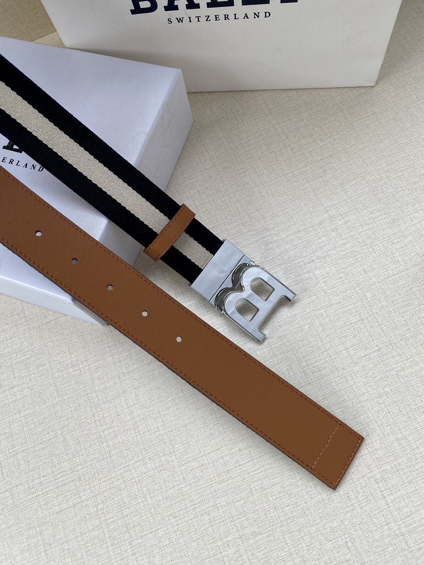 这款BBuckle腰带以合成织物制成