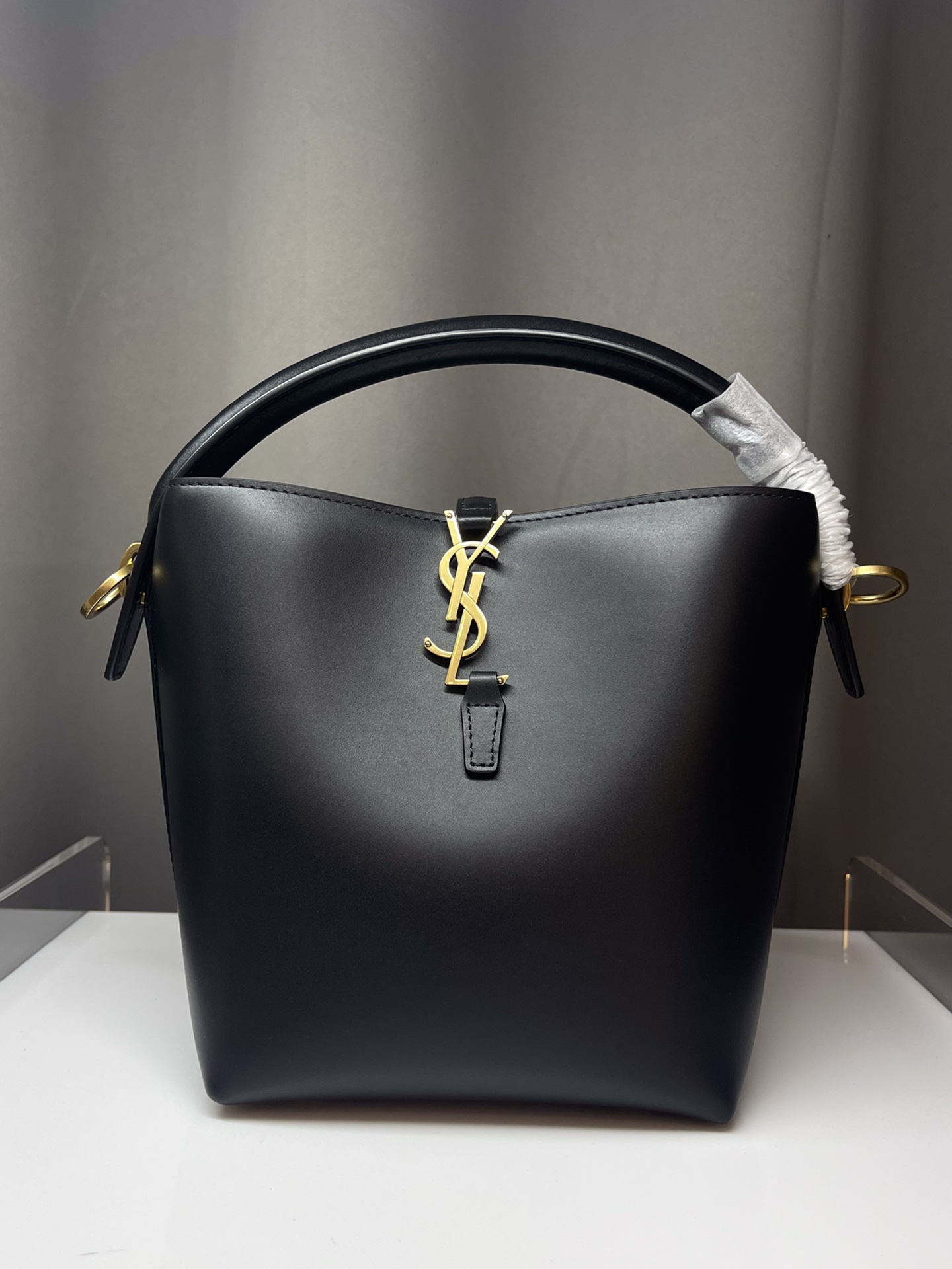 NO:176150,Genuine grade original leather black plain pattern/gold new LE 5A7 series small bucket bag, black super beautiful bucket bag with handheld_new new bag model, using Italian calf leather, the body contour is simple and three-dimensional, it looks hard and not too sharp. There are four metal foot nails at the bottom, paired with the insertion buckle of the classic iconic metal logo, the overall style gives people a unique temperament that is both classic and elegant, and fashionable and modern. Model 749036 [original leather] Size 20x17x13cm 18780, YSL, saint laurent, cowhide19860909正品级 原厂皮 黑平纹/金 新款LE 5A7系列之小号水桶包,黑色超好看水桶包带手提_全新新款包型,采用意大利小牛皮,包身轮廓简洁、立体,看上去硬挺又不会太凌厉,底部带有四个金属脚钉,搭配经典标志性金属logo的插入式包扣,整体给人一种既经典优雅,又很时髦现代的独特气质 型号749036【原厂皮】 尺寸20x17x13cm 18780,YSL,saint laurent,cowhide,Bag