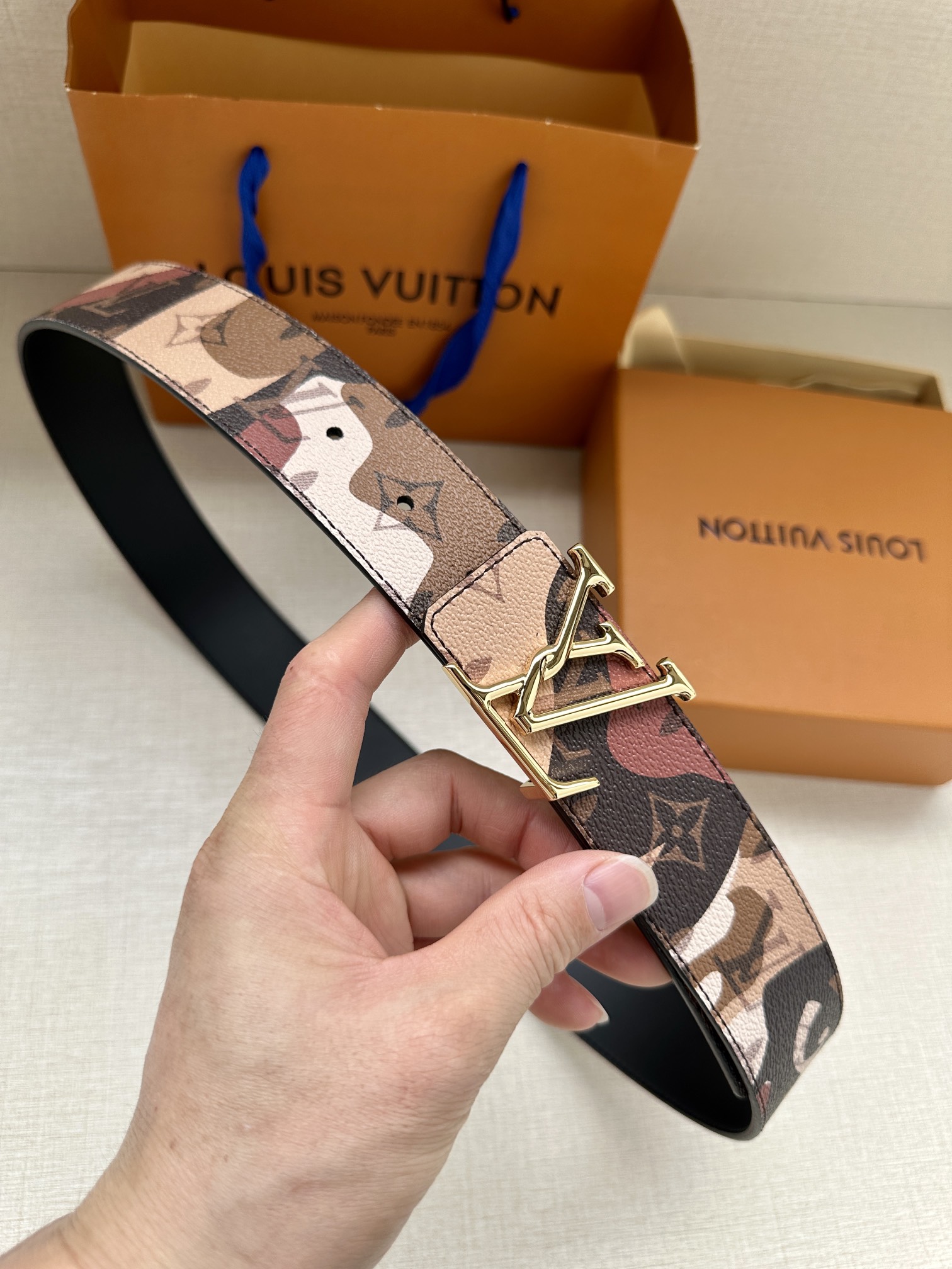 本款LVInitiales双面腰带出
