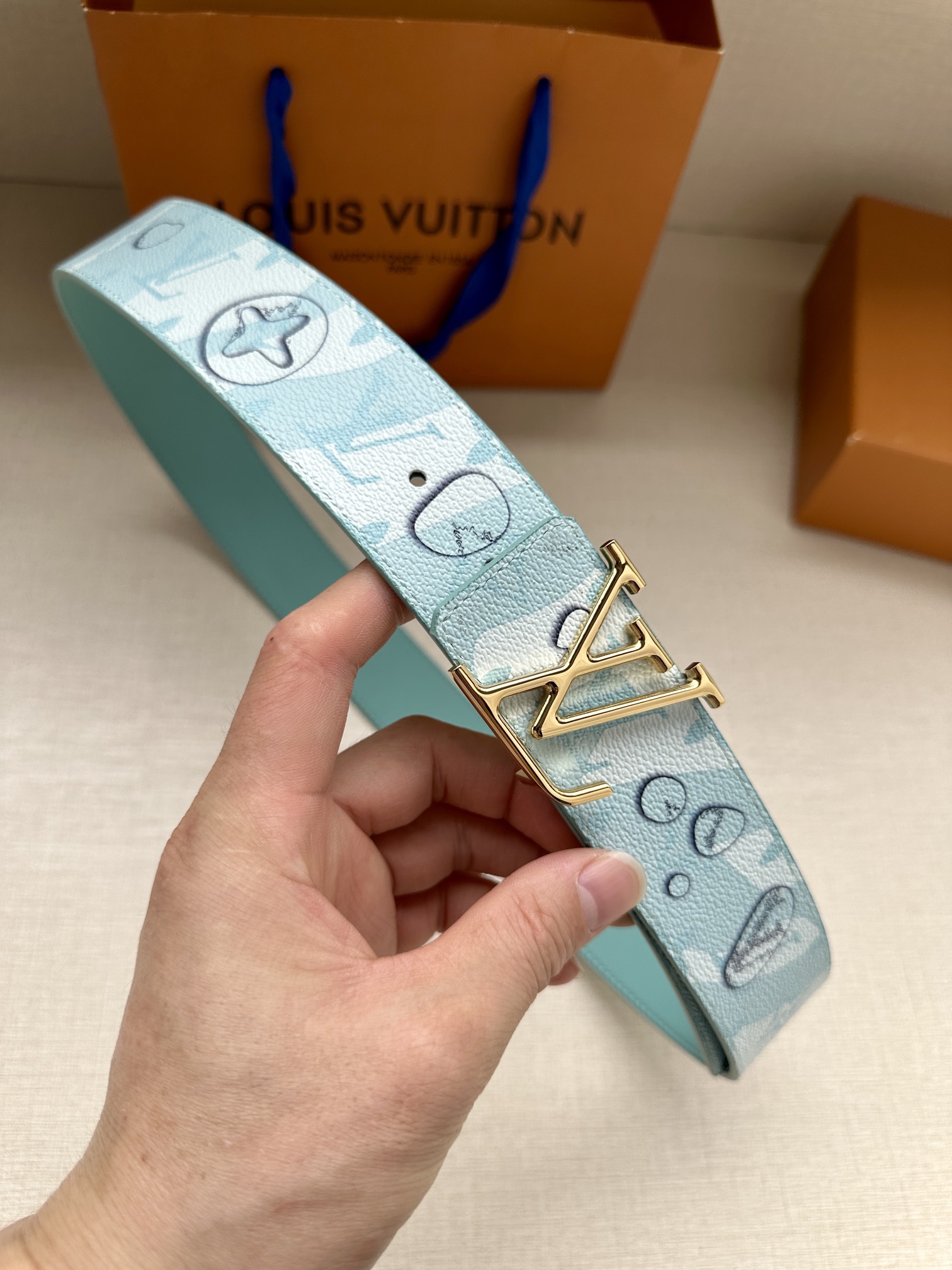 LVAqua双面腰带为传统设计引入现