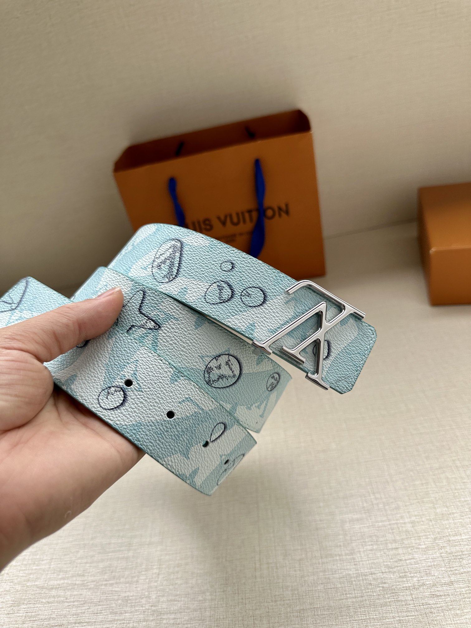LVAqua双面腰带为传统设计引入现