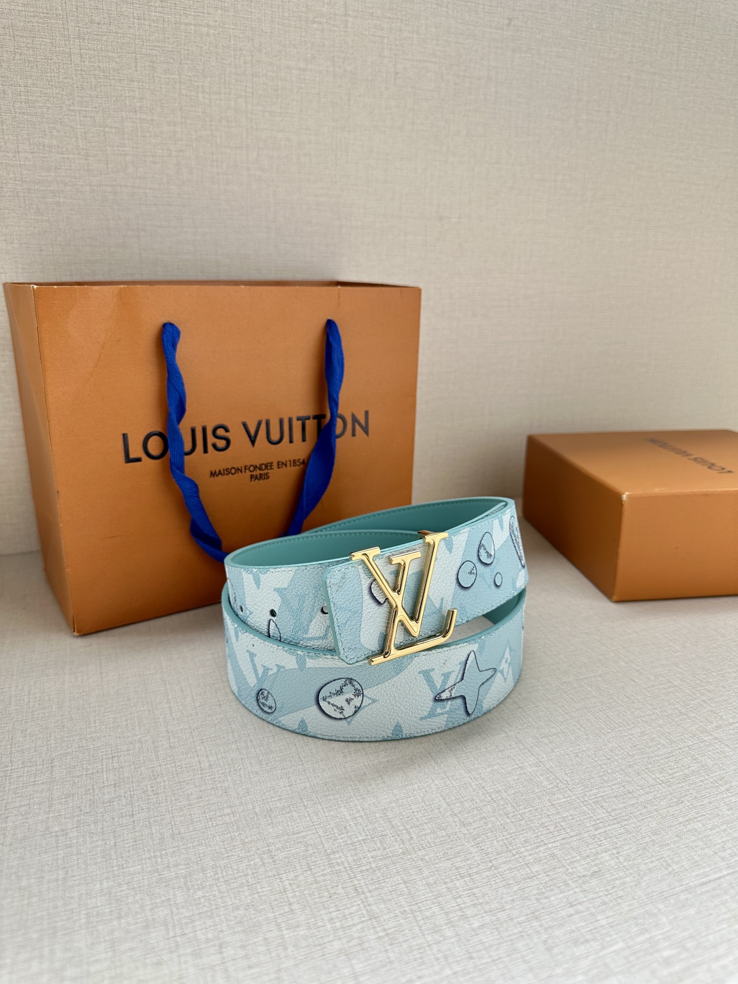 LVAqua双面腰带为传统设计引入现