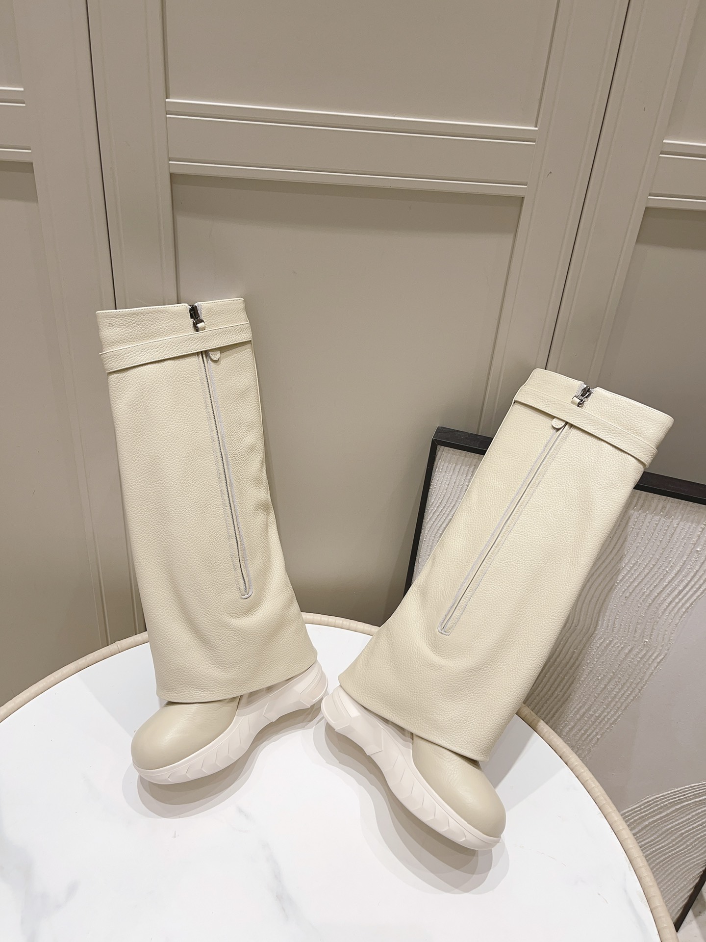 NO:482601,Except for black, no return or exchange. GIVENCHY Givenchy and Yu Shuxin’s same shark boots, shark boots that increase height by 12cm in seconds to become a super magical shark boots!  Not only is it the same style as Yu Shuxin, but it is also a magical tool that can make you become long legs in seconds!  This shark boot is made of lychee-patterned cowhide and exquisite craftsmanship, which makes the feet feel excellent and the comfort is superb!  The special pink design adds vitality. Wearing it is like wearing a pair of exquisite high heels, which is not only fashionable but also practical!  It can be easily controlled with skirts, shorts, and tights, allowing you to wear your own style. The most important thing is that it can infinitely lengthen your legs!  Immediately transform into a goddess with good looks and figure!  Do you want to be the first to attract attention when you go out?  A pair of shark boots are done!  Size 34-41 Sole height 12 cm into long legs, boots, given, given, given, given, boots, high heels, skirts, shorts, cowhide19860909除黑色不退换 GIVENCHY纪梵希,虞书欣同款鲨鱼靴,增高12cm秒变大长腿超神的鲨鱼靴！不仅是虞书欣同款,更是能让你秒变大长腿的神器！这款鲨鱼靴采用荔枝纹牛皮和精湛工艺,穿上脚感极佳、舒适度爆表！特别的粉色设计,增添了一份元气活力,穿上它犹如穿上了一双精致的高跟鞋,不仅时尚又实用！搭配裙装、短裤、紧身裤都能轻松驾驭,让你穿出自己的风格.最重要的是,它能把你的腿型无限拉长！立刻变身成为颜值与身材俱佳的女神！出门在外想要拥有率先吸睛的效果吗？一双鲨鱼靴搞定！ 尺码34-41 底高12厘米秒变大长腿,靴子,givenchy,givenchy,boots,high heels,skirts,shorts,cowhide,Women's Shoes