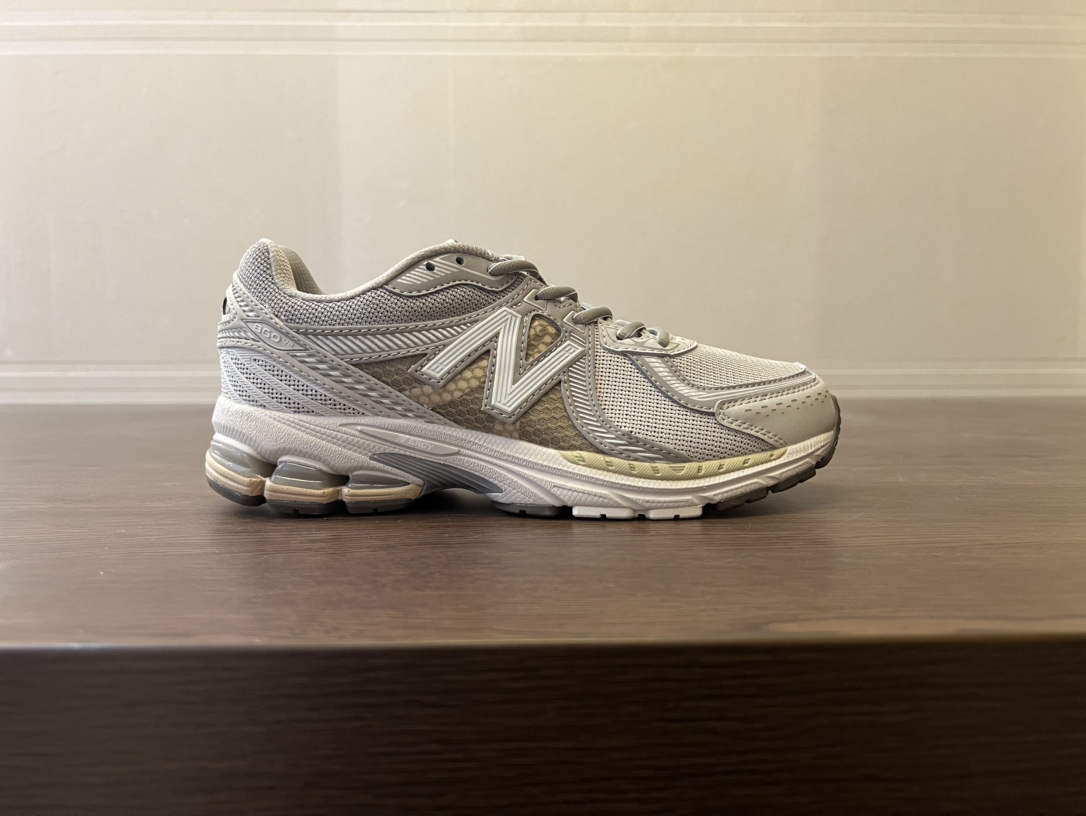 原130 现特价得 NEW BALANCE NB860休闲跑步鞋