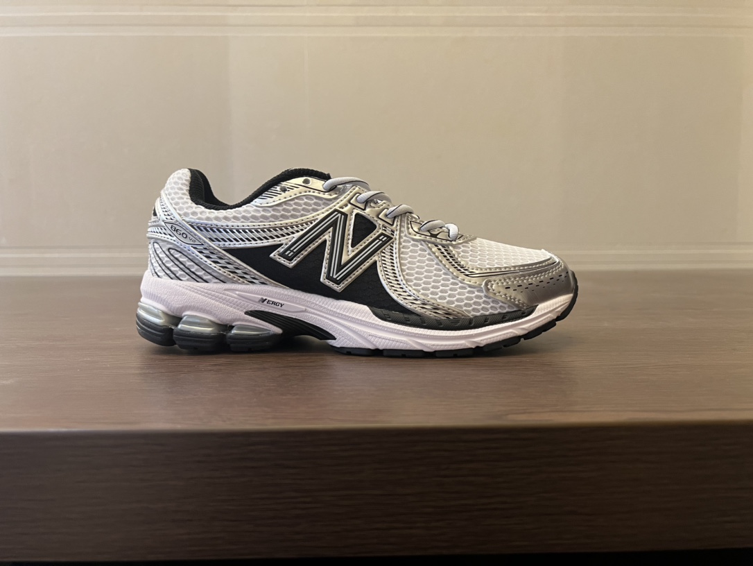 原130 现特价得 NEW BALANCE NB860休闲跑步鞋