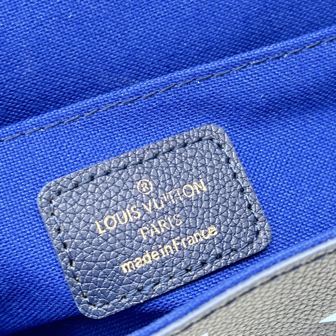 Leather wallet in multiple colors