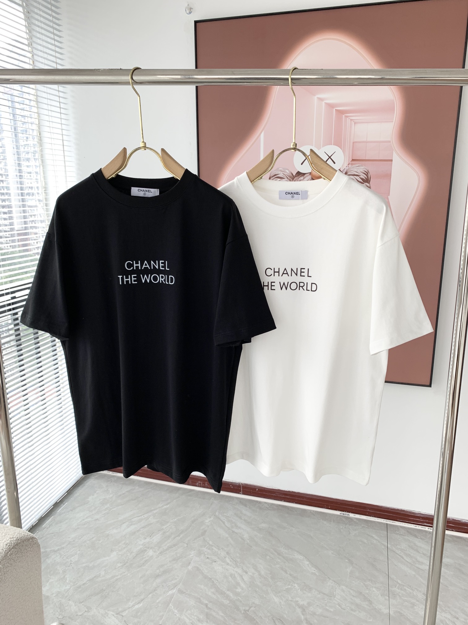 Camiseta de manga corta CHANEL 2024 SS unisex para parejas, el último pedido comercial, ¡en perfecto estado! …