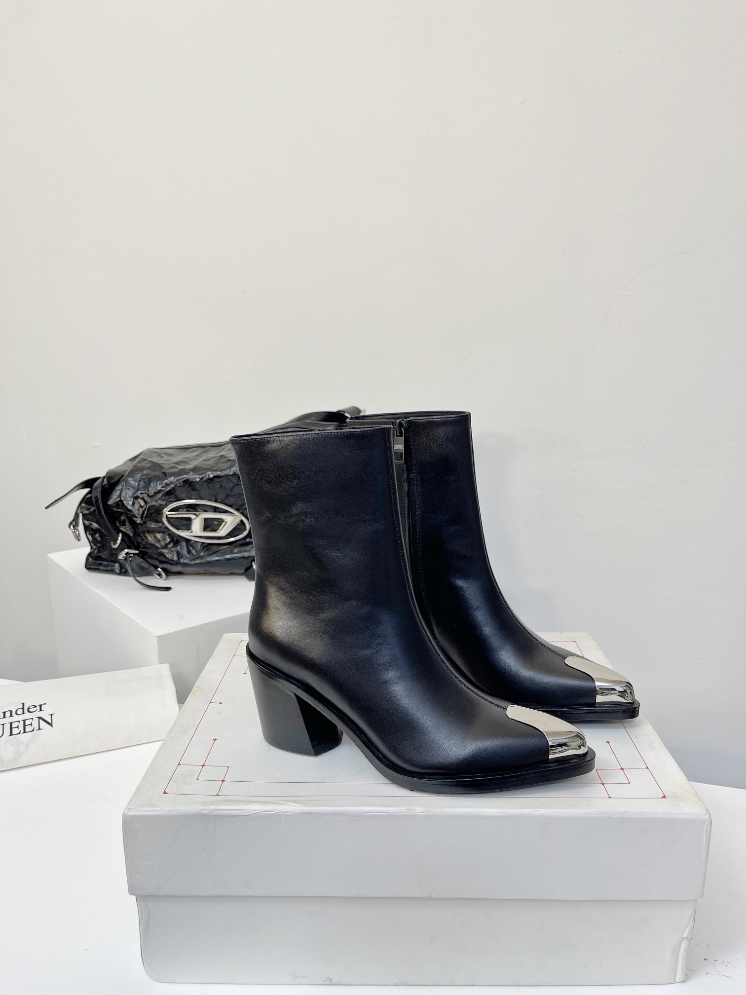 MQ麦昆2023新款金属铁头时装靴方
