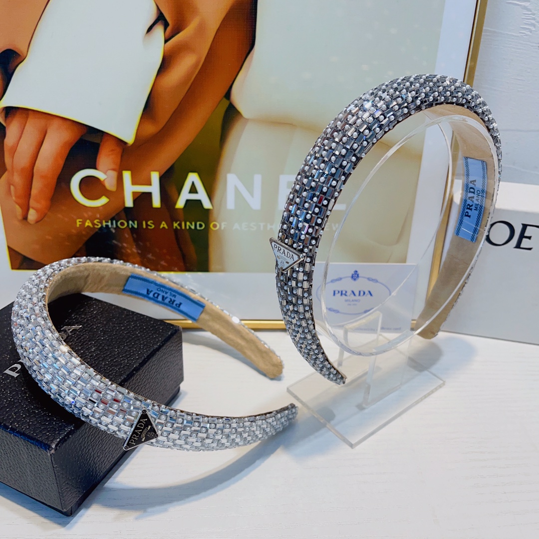 NO:276045,Prada Prada hairband Simple logo pearl rhinestone hairband Daily exquisite items A must-have item for a fairy with temperament and versatility ~ Treasure style Recommended style for closed eyes (single hairpins, hairpins, prada, prada, hairpins19860909Prada普拉达 Prada发箍 简约logo珍珠水钻发箍 日常精致小单品 气质百搭小仙女必入单品 名媛风十足～宝藏款 闭眼入推荐款（单个发夹,发夹,prada,prada,hairpins,accessory