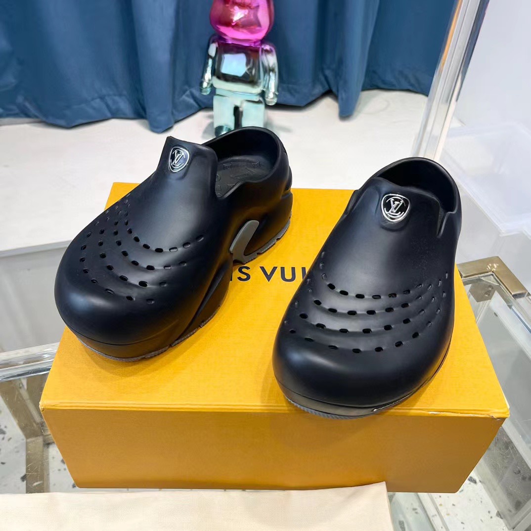 批310💰首次亮相2024时装秀鞋款命名为Louis Vuitton 顶级正确版面 Shark Clog（鲨鱼洞洞鞋)
Size :39-45
 专柜全套包装