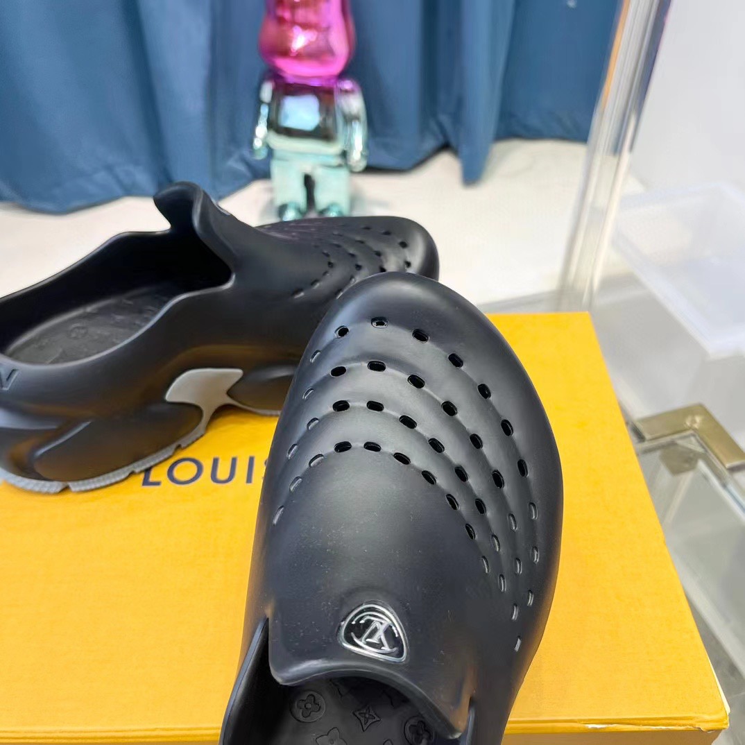 批310💰首次亮相2024时装秀鞋款命名为Louis Vuitton 顶级正确版面 Shark Clog（鲨鱼洞洞鞋)
Size :39-45
 专柜全套包装