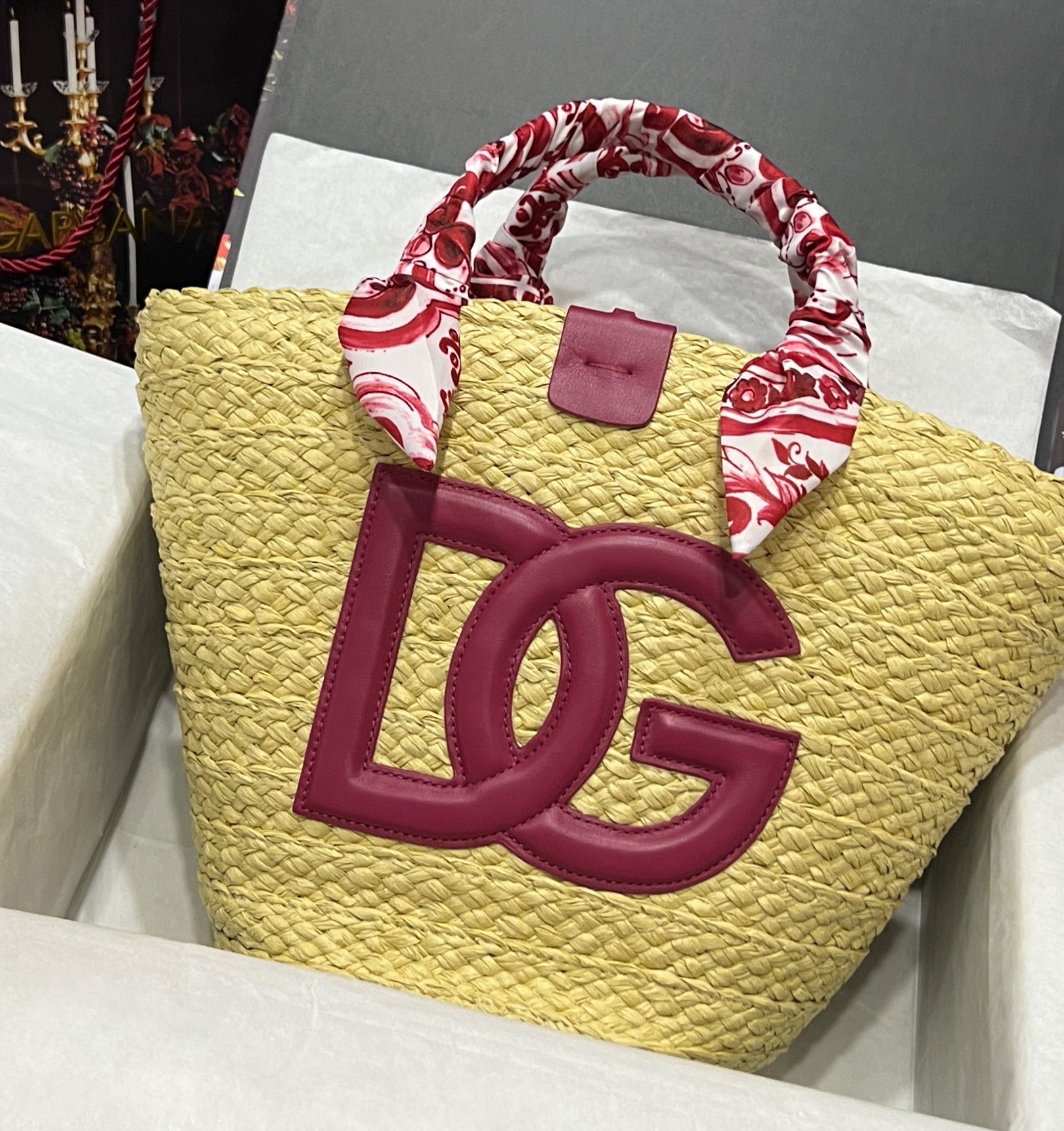 NO:175566,Original reproduction Overseas purchasing agent Dolc & Gabbav is a good time for rattan braided bag. Natural wicker weaving is matched with classic jacquard design, full of fresh and playful style, which is very suitable for casual outings when traveling. Size 44*25*17 cm, DG, Dolce&Gabbana, Dolce&Gabbana19860909原单复刻 海外代购 Dolc & Gabbav杜嘉班纳背藤编织包的好时节, 以天然柳条编织搭配经典的提花设计, 充满清新又俏皮的风格,很适合旅游外出的随心休闲穿搭. 尺寸44*25*17 cm,DG,Dolce&Gabbana,Dolce&Gabbana,Bag