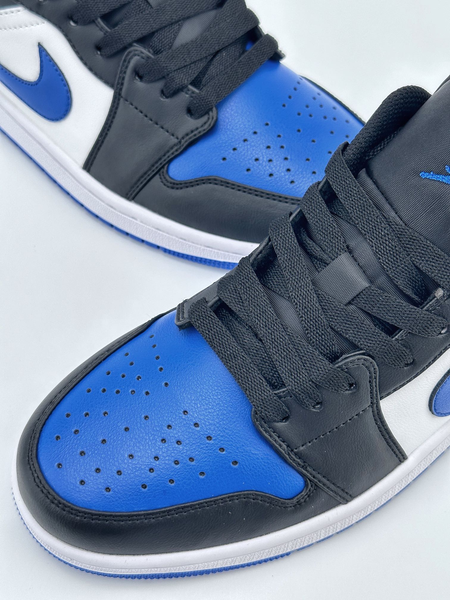 Air Jordan 1 Low ”Royal Toe” black, blue and white 553558-140