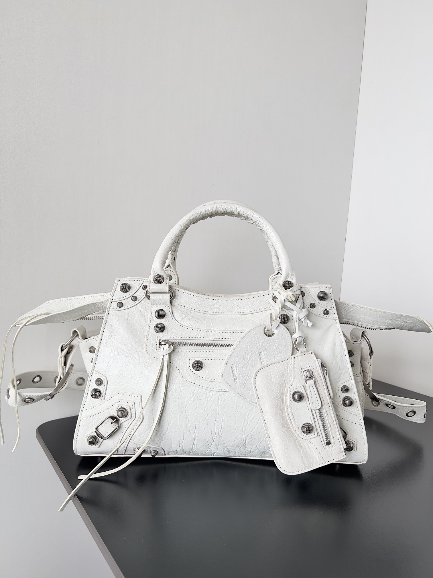 Neo Cagole sac biker cuir d'agneau craquelé rivets franges miroir cœur porte-cartes