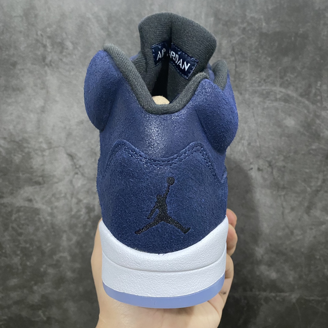 图片[4]-【外面纯原】Air Jordan AJ5 \”Georgetown\” 乔治城 货号：FD6812-400 鞋身大面积采用海军蓝麂皮覆盖 向球队标志性颜色致敬 侧面的透气网格采用白色呈现 鞋舌、中底锯齿则以灰色点缀 后跟处还带有特殊的标签设计 整体颜值简约百搭SIZE：40 40.5 41 42 42.5 43 44 44.5 45 46 47.5-莆田鞋批发中心