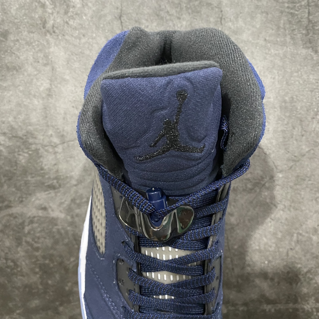 图片[8]-【外面纯原】Air Jordan AJ5 \”Georgetown\” 乔治城 货号：FD6812-400 鞋身大面积采用海军蓝麂皮覆盖 向球队标志性颜色致敬 侧面的透气网格采用白色呈现 鞋舌、中底锯齿则以灰色点缀 后跟处还带有特殊的标签设计 整体颜值简约百搭SIZE：40 40.5 41 42 42.5 43 44 44.5 45 46 47.5-莆田鞋批发中心