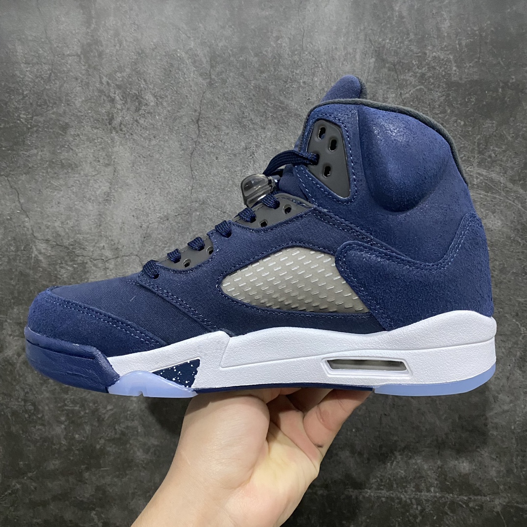 图片[2]-【外面纯原】Air Jordan AJ5 \”Georgetown\” 乔治城 货号：FD6812-400 鞋身大面积采用海军蓝麂皮覆盖 向球队标志性颜色致敬 侧面的透气网格采用白色呈现 鞋舌、中底锯齿则以灰色点缀 后跟处还带有特殊的标签设计 整体颜值简约百搭SIZE：40 40.5 41 42 42.5 43 44 44.5 45 46 47.5-莆田鞋批发中心