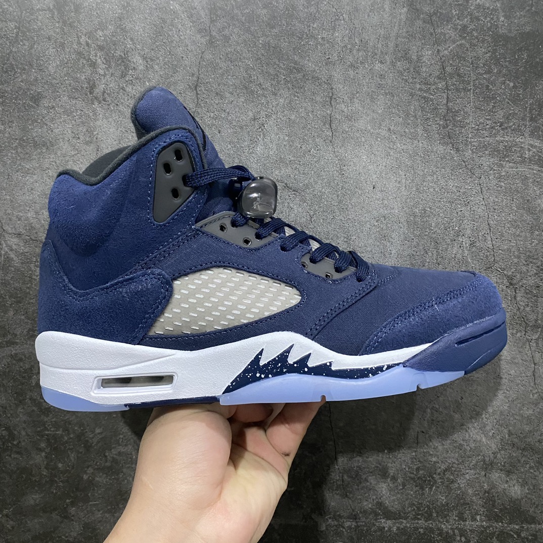 【外面纯原】Air Jordan AJ5 \”Georgetown\” 乔治城 货号：FD6812-400 鞋身大面积采用海军蓝麂皮覆盖 向球队标志性颜色致敬 侧面的透气网格采用白色呈现 鞋舌、中底锯齿则以灰色点缀 后跟处还带有特殊的标签设计 整体颜值简约百搭SIZE：40 40.5 41 42 42.5 43 44 44.5 45 46 47.5-莆田鞋批发中心