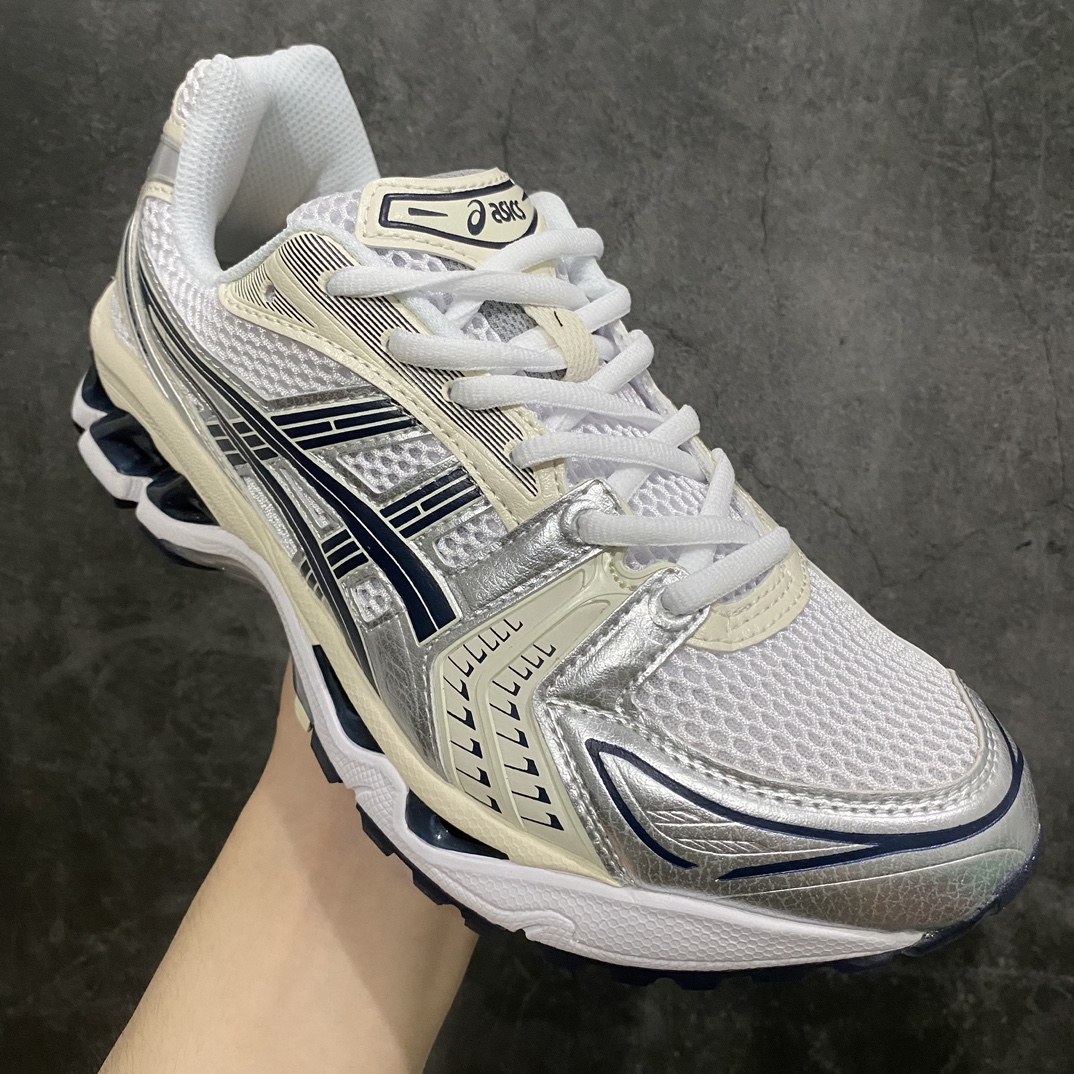 图片[3]-【纯原版】 ASICS GEL-KAYANO 14 亚瑟士系列轻量缓震休闲运动跑步鞋n设计师 Hidenori Yamashita 以「Flash」一词为灵感，创造出未来感金属色鞋面，改造升级内在性能，由内而外全面革新，为 GEL-KAYANO 家族传承及经典跑鞋文化的延续，创下里程碑式作品。ASICS GEL – KAYANO 14 跑鞋重新诠释了复古的跑步形状，并以其 2000 年代后期的美学理念重新铺装，银色与蓝色的鞋面极为高档.网面铺陈与鞋面、鞋头多处细节位增添了透气性。ASICS GEL – KAYANO 14的鞋后跟部中底上以及多密度耐磨鞋底增加了 GEL 缓震胶，提供高抗冲击性、缓冲性、可保护脚部免受地面冲击的影响，穿着舒适性十足「入手同款」 尺码：35.5 36 37 37.5 38 39 39.5 40.5 41.5 42 42.5 43.5 44 45-莆田鞋批发中心