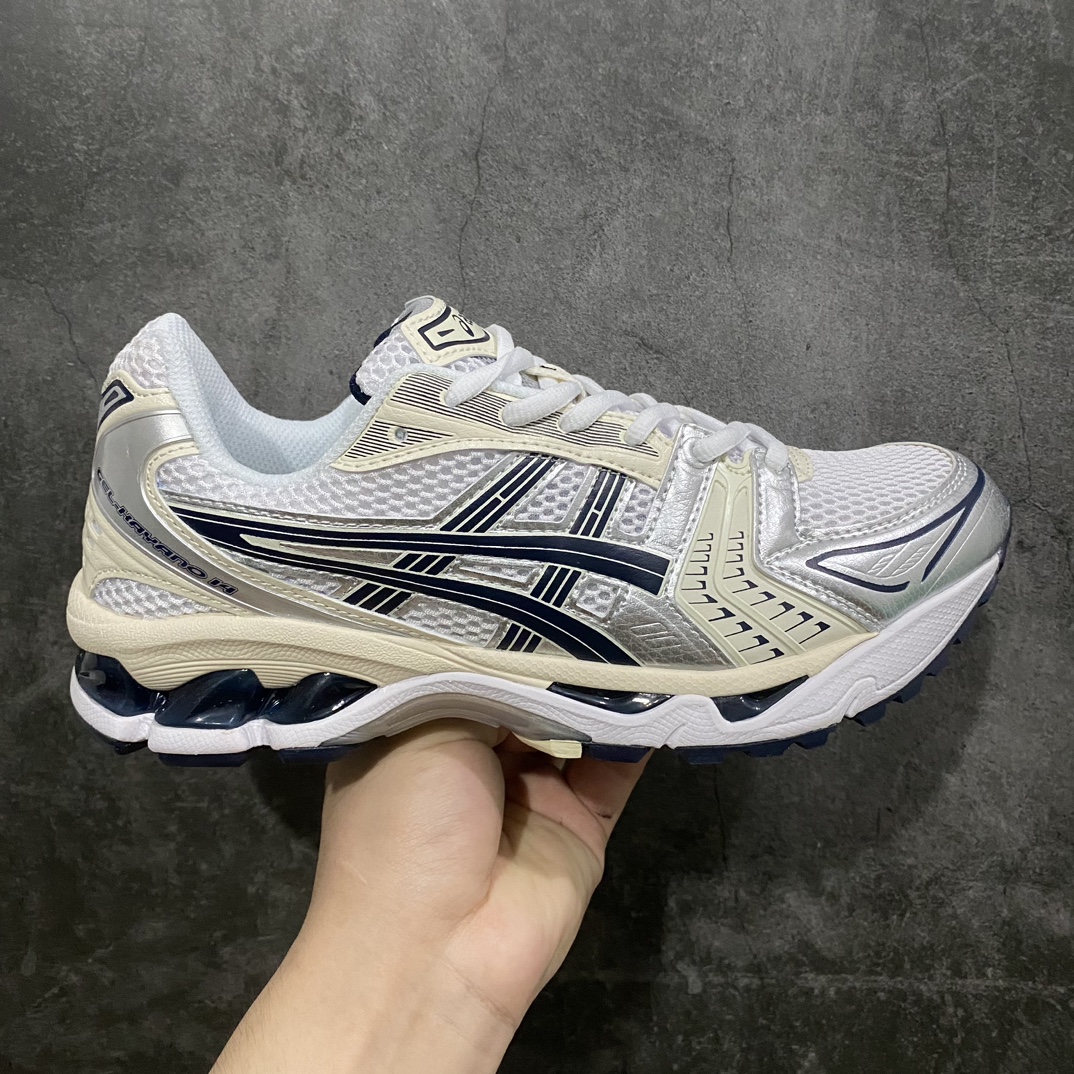 【纯原版】 ASICS GEL-KAYANO 14 亚瑟士系列轻量缓震休闲运动跑步鞋n设计师 Hidenori Yamashita 以「Flash」一词为灵感，创造出未来感金属色鞋面，改造升级内在性能，由内而外全面革新，为 GEL-KAYANO 家族传承及经典跑鞋文化的延续，创下里程碑式作品。ASICS GEL – KAYANO 14 跑鞋重新诠释了复古的跑步形状，并以其 2000 年代后期的美学理念重新铺装，银色与蓝色的鞋面极为高档.网面铺陈与鞋面、鞋头多处细节位增添了透气性。ASICS GEL – KAYANO 14的鞋后跟部中底上以及多密度耐磨鞋底增加了 GEL 缓震胶，提供高抗冲击性、缓冲性、可保护脚部免受地面冲击的影响，穿着舒适性十足「入手同款」 尺码：35.5 36 37 37.5 38 39 39.5 40.5 41.5 42 42.5 43.5 44 45-莆田鞋批发中心