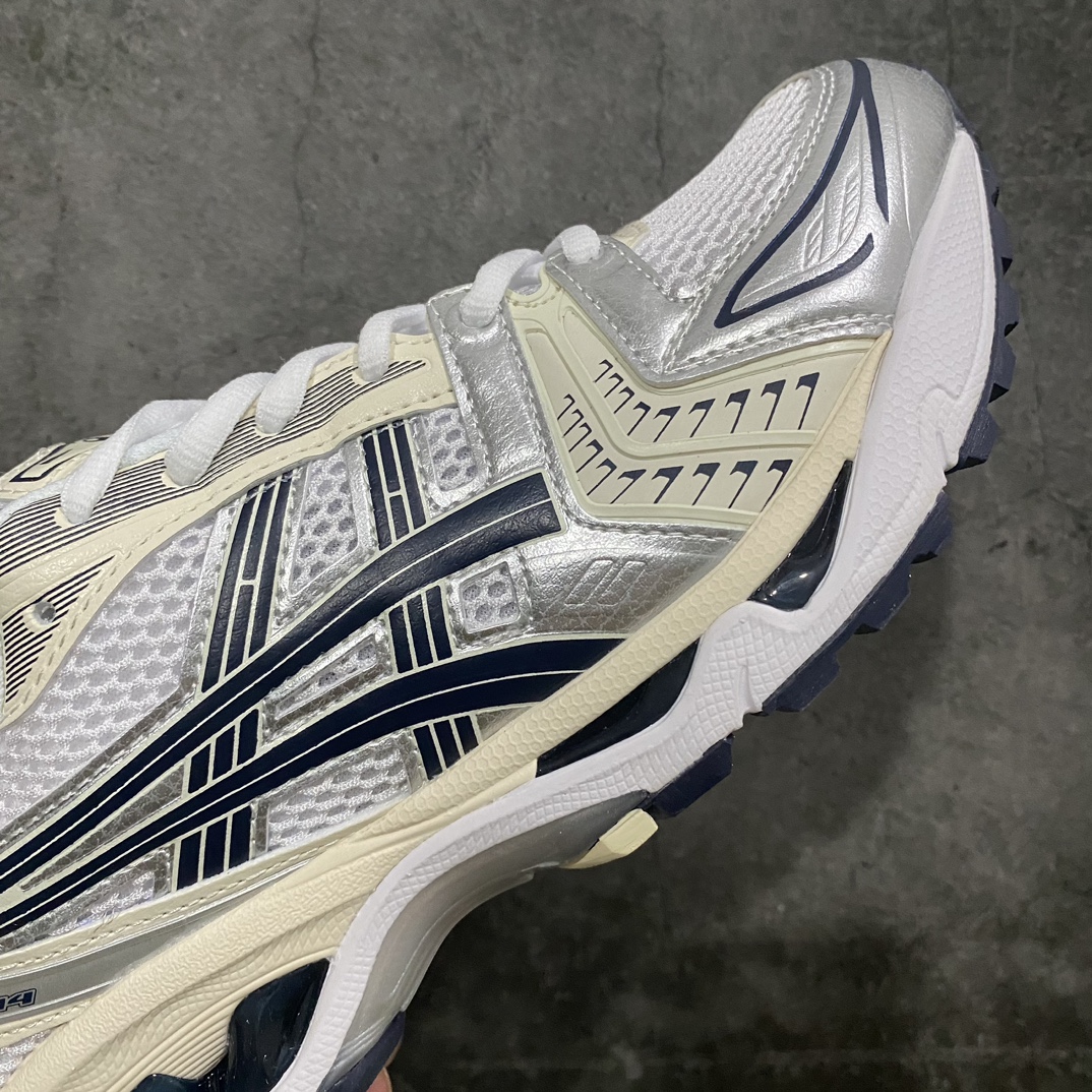 图片[6]-【纯原版】 ASICS GEL-KAYANO 14 亚瑟士系列轻量缓震休闲运动跑步鞋n设计师 Hidenori Yamashita 以「Flash」一词为灵感，创造出未来感金属色鞋面，改造升级内在性能，由内而外全面革新，为 GEL-KAYANO 家族传承及经典跑鞋文化的延续，创下里程碑式作品。ASICS GEL – KAYANO 14 跑鞋重新诠释了复古的跑步形状，并以其 2000 年代后期的美学理念重新铺装，银色与蓝色的鞋面极为高档.网面铺陈与鞋面、鞋头多处细节位增添了透气性。ASICS GEL – KAYANO 14的鞋后跟部中底上以及多密度耐磨鞋底增加了 GEL 缓震胶，提供高抗冲击性、缓冲性、可保护脚部免受地面冲击的影响，穿着舒适性十足「入手同款」 尺码：35.5 36 37 37.5 38 39 39.5 40.5 41.5 42 42.5 43.5 44 45-莆田鞋批发中心