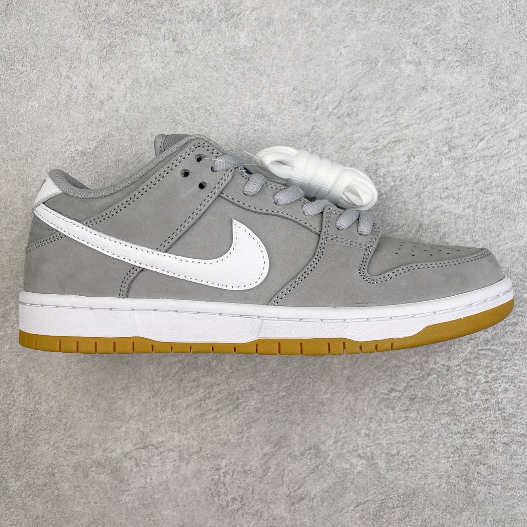 巅峰版100
NK SB Dunk Low 灰白 DV5464-001 独家原厂航空铝磨具打磨大底 鞋头坡度极致还原 原盒原配 圈内天花板工艺 原厂冲刀 超高清洁度 全鞋零毛边皮料切割 全套原楦原模倾力打造完美版型 采用原厂百宏鞋带以及原厂百宏织唛舌标 内标可供原厂几率过验 原厂中底布点胶 原厂中底布拉帮走线遵循公司 SIZE：36 36.5 37.5 38 38.5 39 40 40.5 41 42 42.5 43 44 44.5 45 46