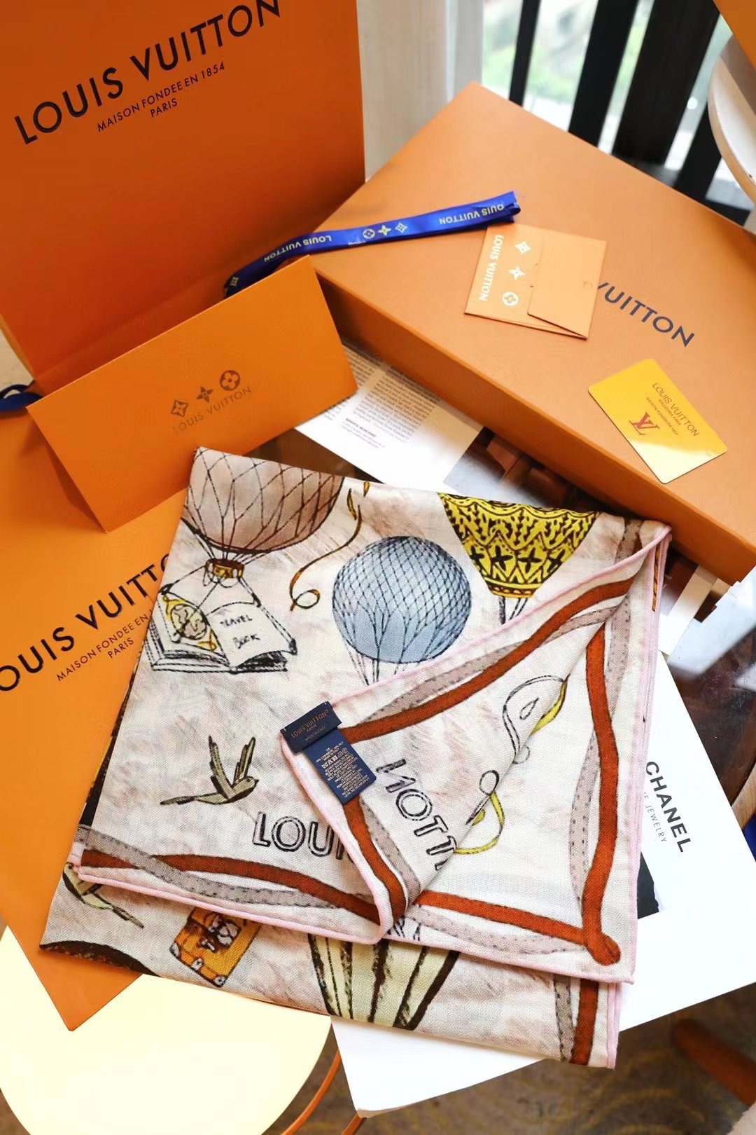 Louis Vuitton 双面同色，70%羊绒 30%真丝，3个颜色