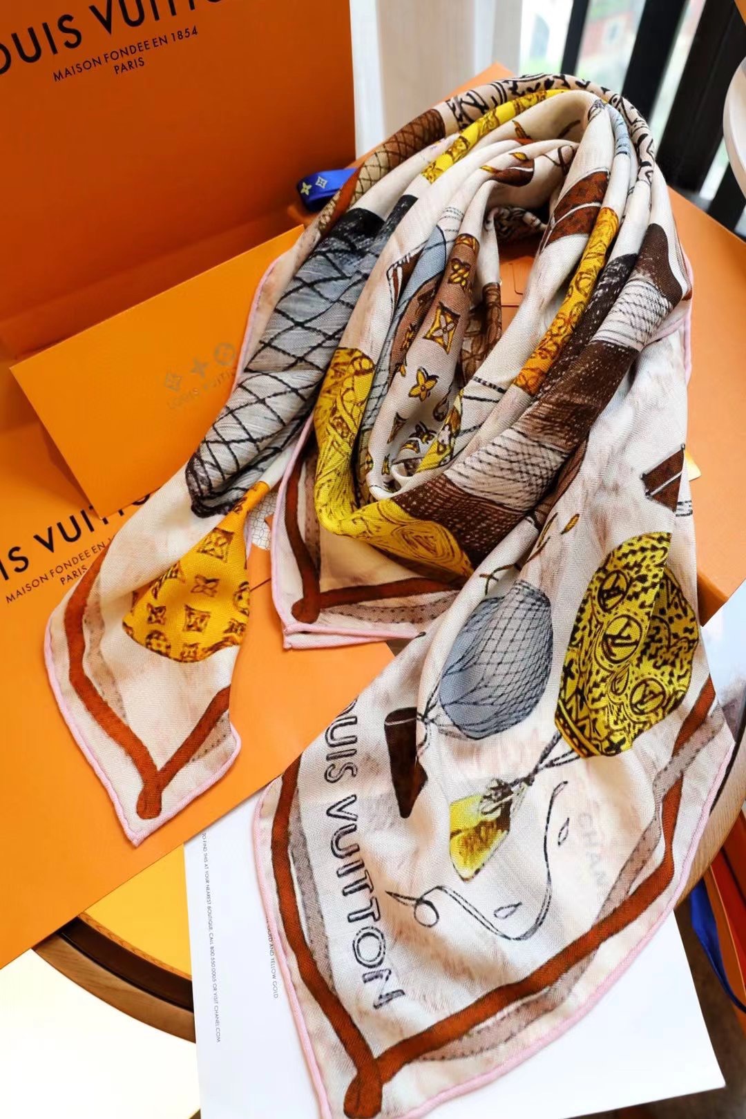 LV《土耳其热气球》140*140，双面同色，70%羊绒➕30%真丝，四色土耳其从赫拉波利斯山坡上流淌下