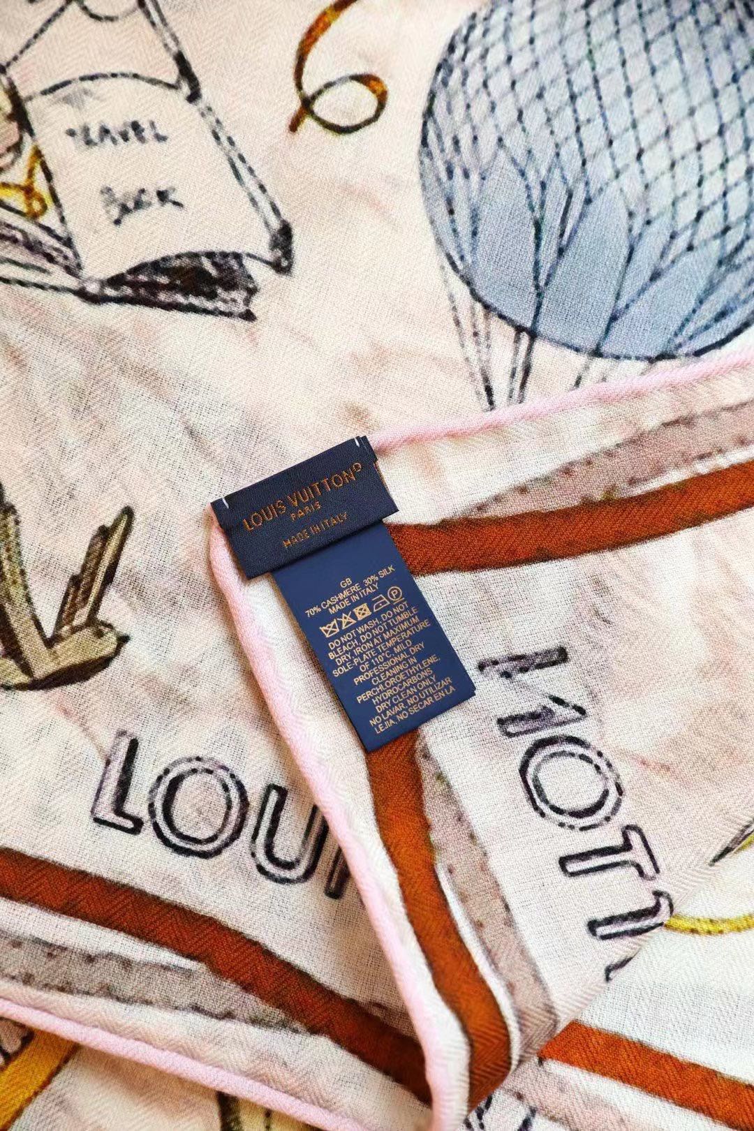 Louis Vuitton 双面同色，70%羊绒 30%真丝，3个颜色