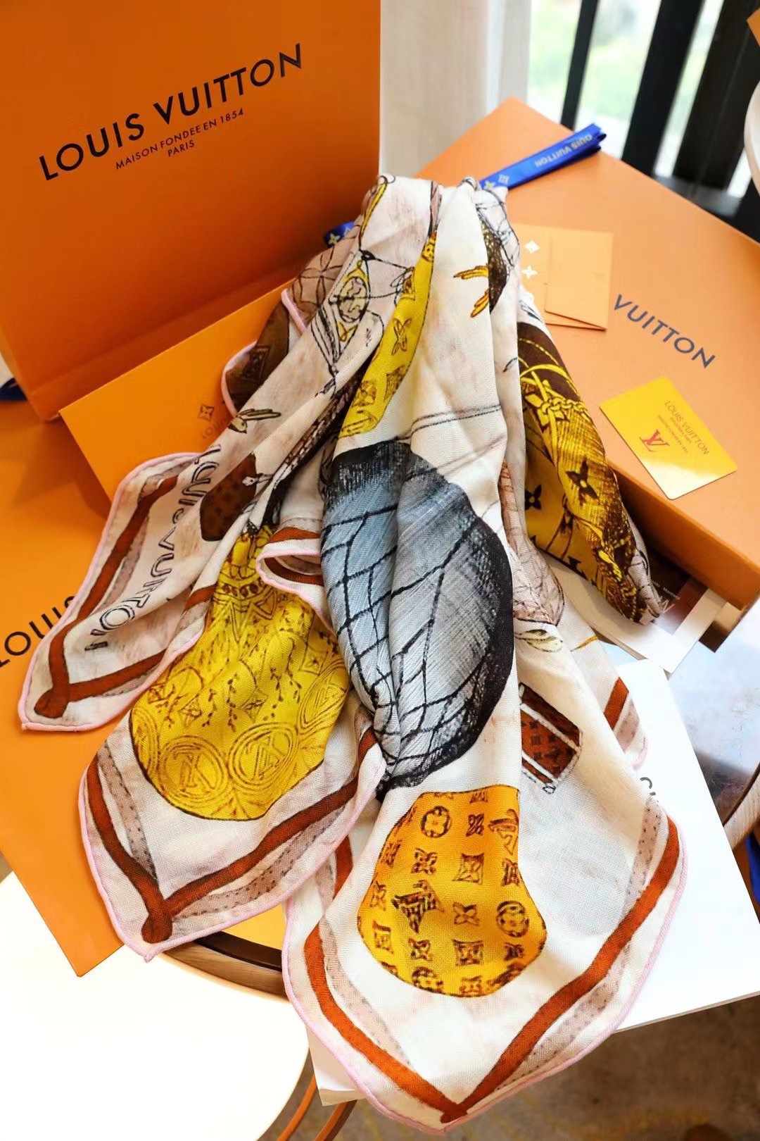 Louis Vuitton 双面同色，70%羊绒 30%真丝，3个颜色
