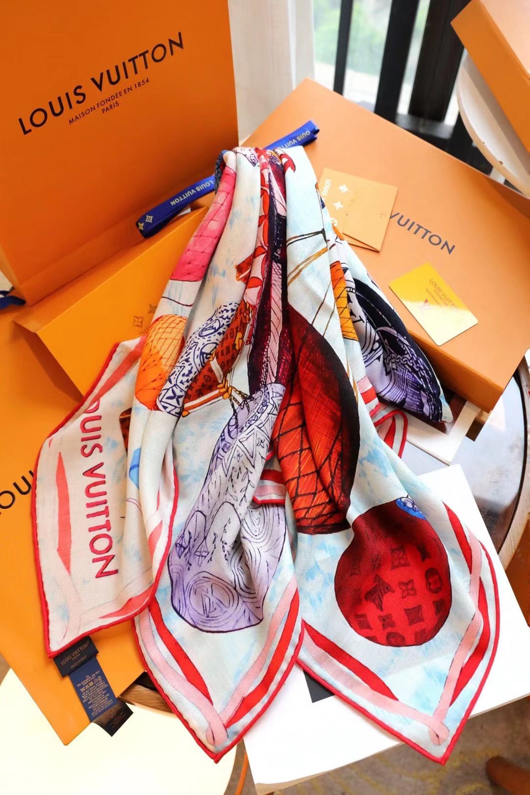 LV《土耳其热气球》140*140，双面同色，70%羊绒➕30%真丝，四色土耳其从赫拉波利斯山坡上流淌下