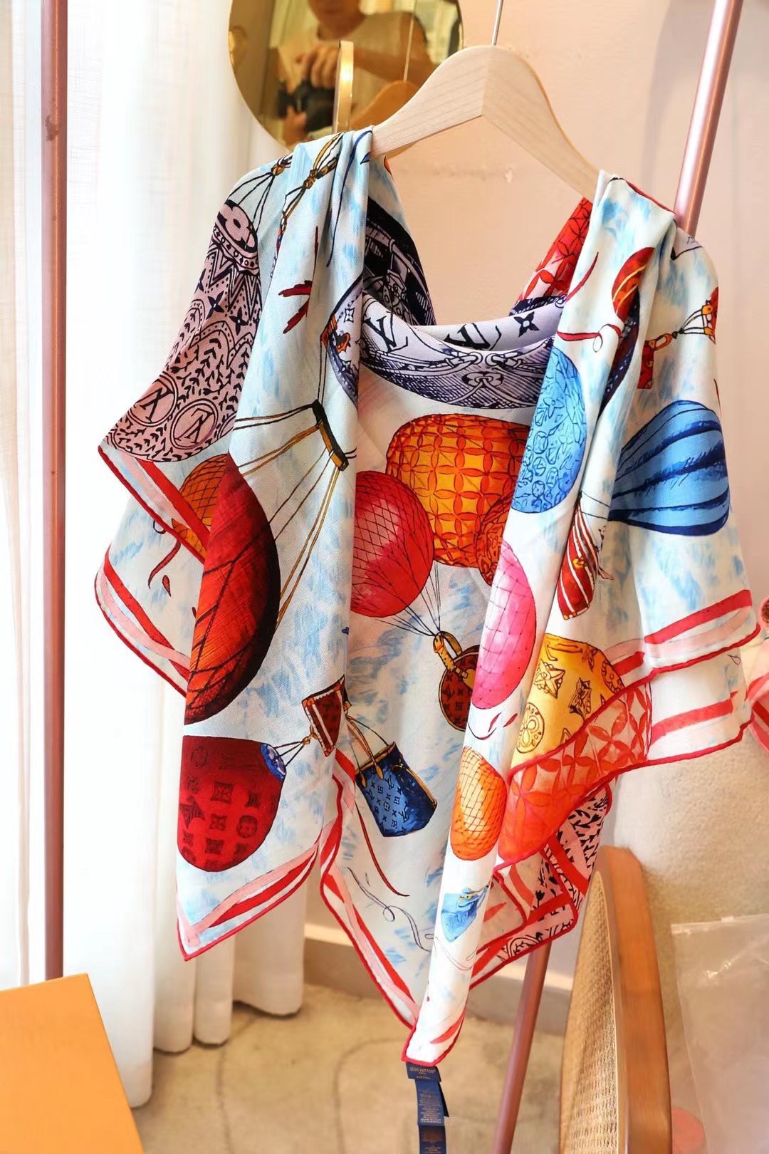 LV《土耳其热气球》140*140，双面同色，70%羊绒➕30%真丝，四色土耳其从赫拉波利斯山坡上流淌下