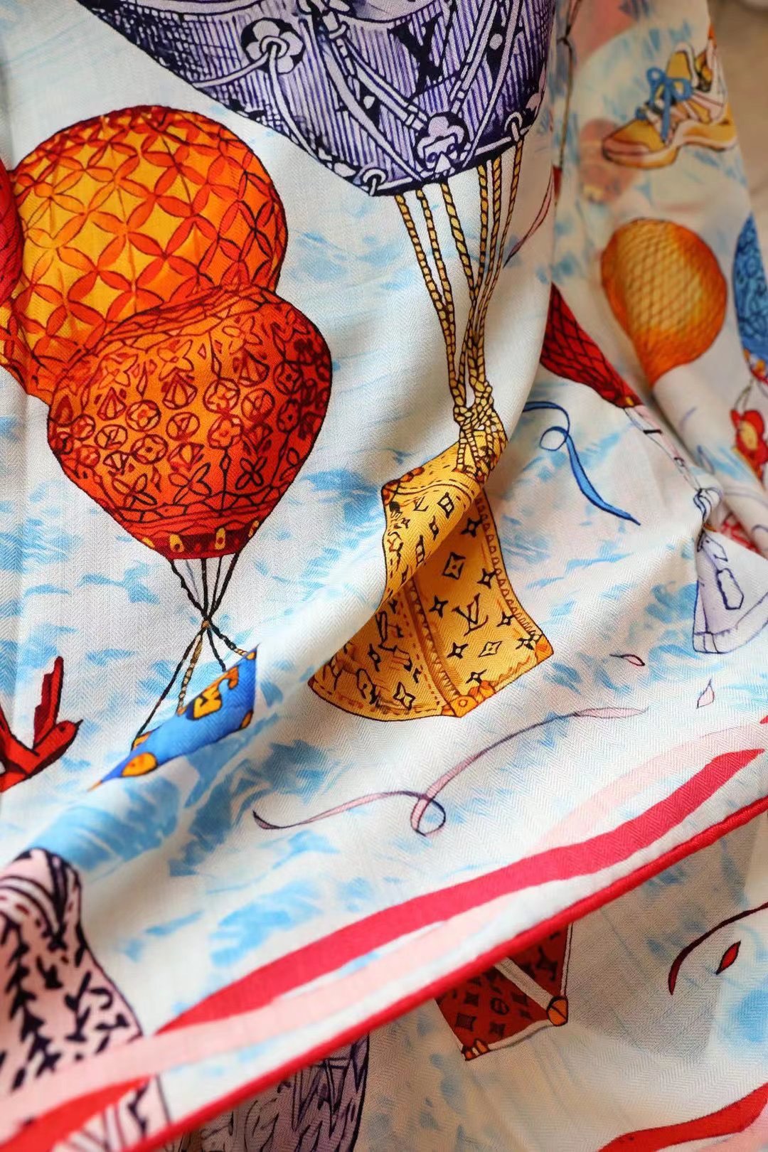 LV《土耳其热气球》140*140，双面同色，70%羊绒➕30%真丝，四色土耳其从赫拉波利斯山坡上流淌下