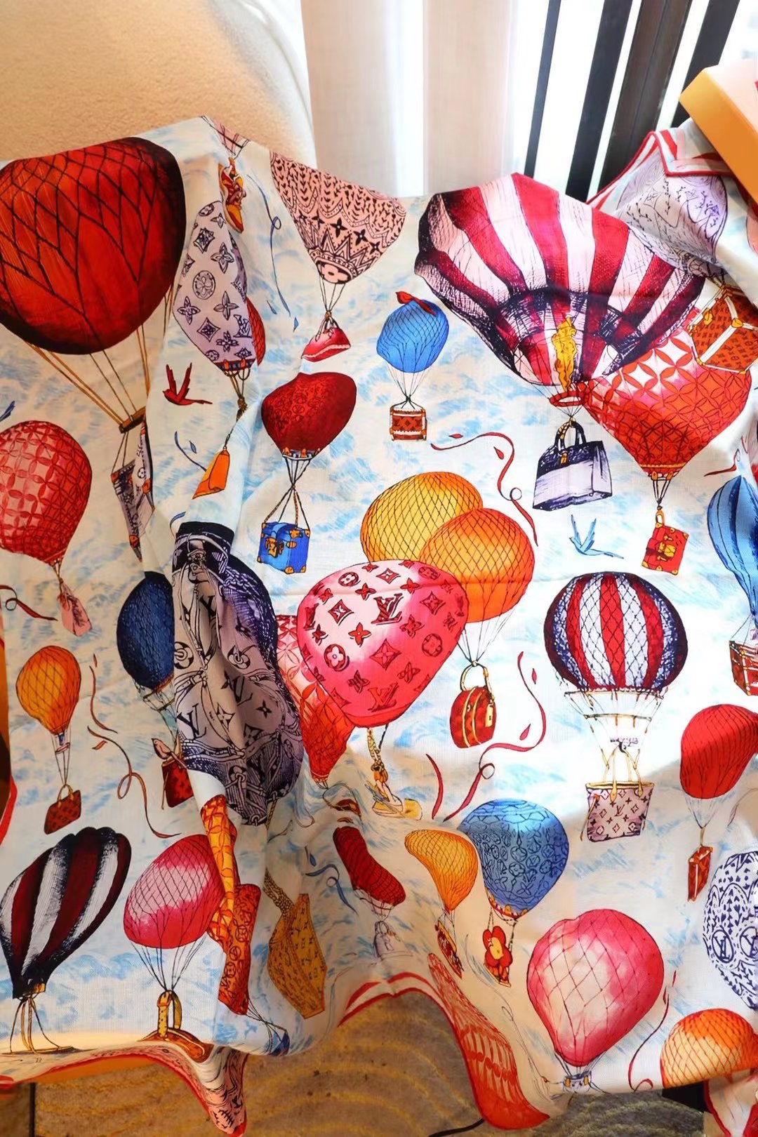 LV《土耳其热气球》140*140，双面同色，70%羊绒➕30%真丝，四色土耳其从赫拉波利斯山坡上流淌下