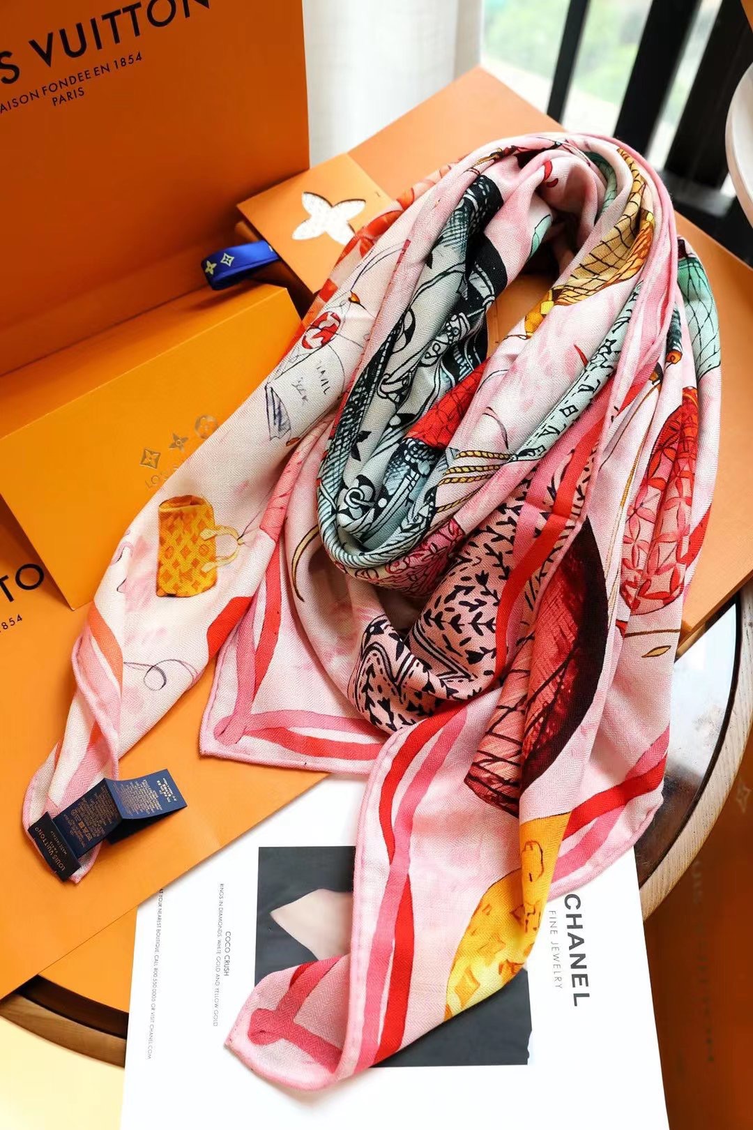 Louis Vuitton 双面同色，70%羊绒 30%真丝，3个颜色