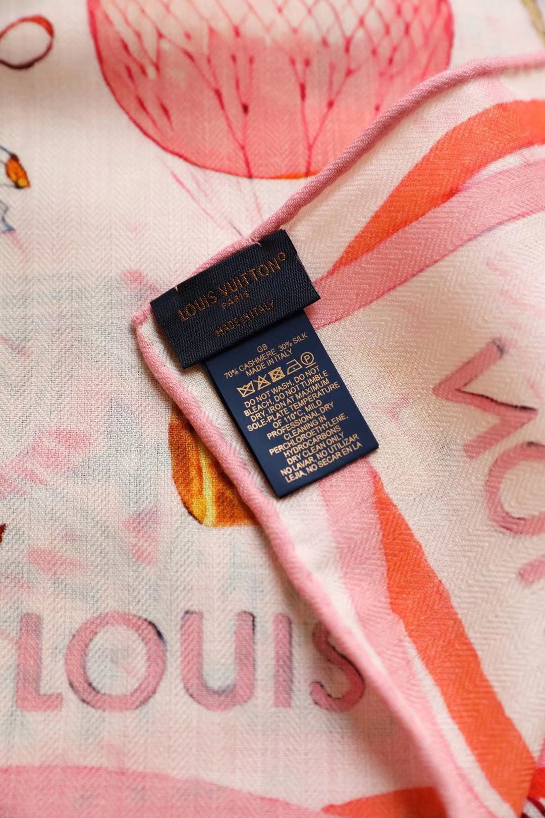 Louis Vuitton 双面同色，70%羊绒 30%真丝，3个颜色