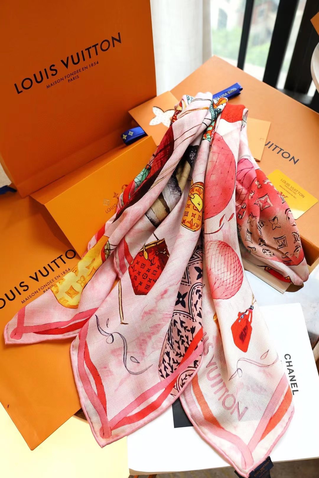 Louis Vuitton 双面同色，70%羊绒 30%真丝，3个颜色