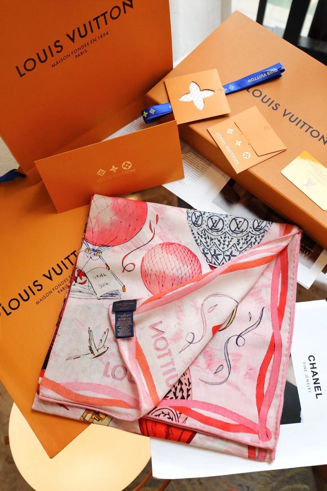 Louis Vuitton 双面同色，70%羊绒 30%真丝，3个颜色