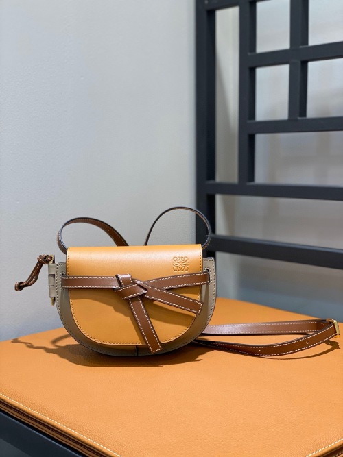 Loewe Gate Dual Mini Schoudertas in Tweekleurig Leer - Stijlvol & Functioneel 1 Loewe Gate Dual Mini Schoudertas in Tweekleurig Leer - Stijlvol & Functioneel