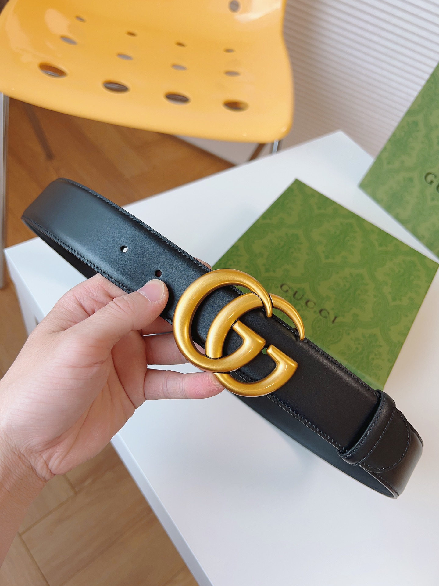 GUCCI新款圆形互扣式双G搭扣配饰