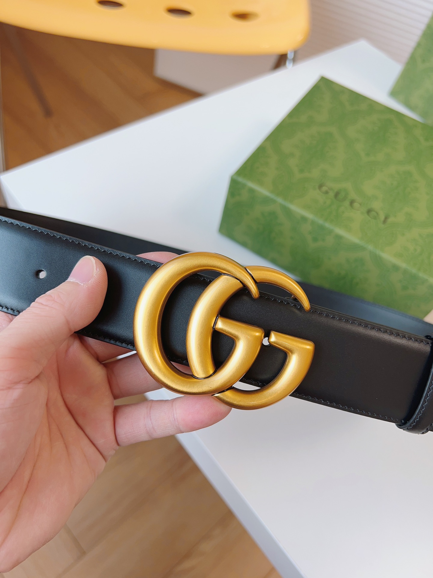 GUCCI新款圆形互扣式双G搭扣配饰
