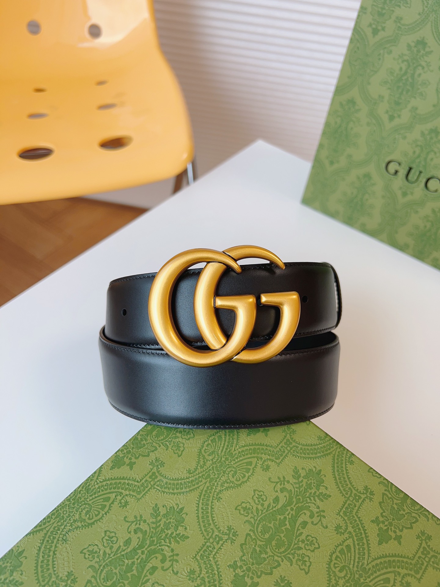 GUCCI新款圆形互扣式双G搭扣配饰
