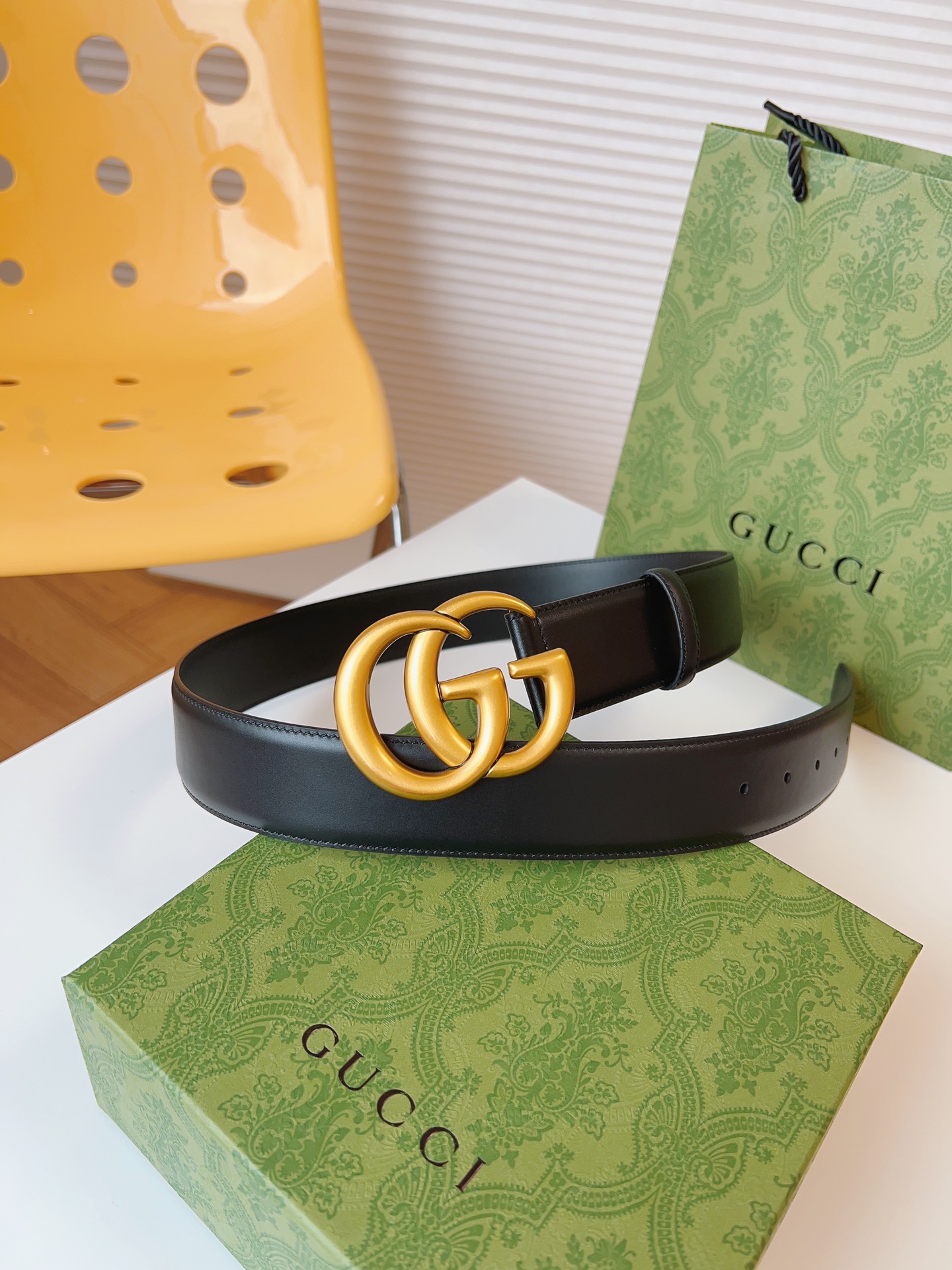 GUCCI新款圆形互扣式双G搭扣配饰