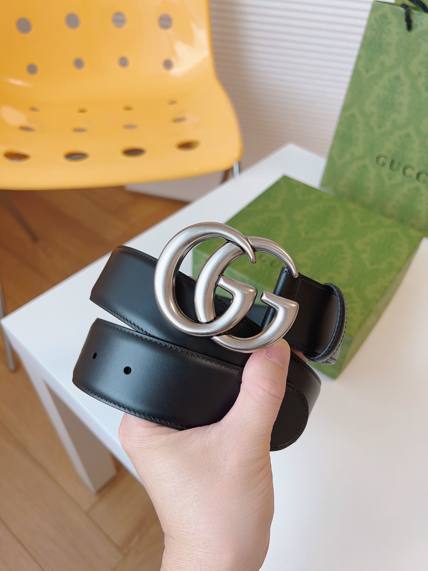 GUCCI新款圆形互扣式双G搭扣配饰